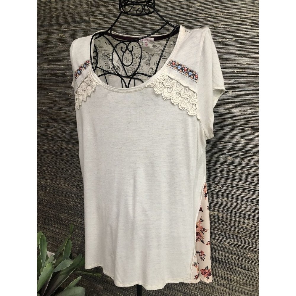 2X Plus Short Sleeve Top blouse floral embroidered